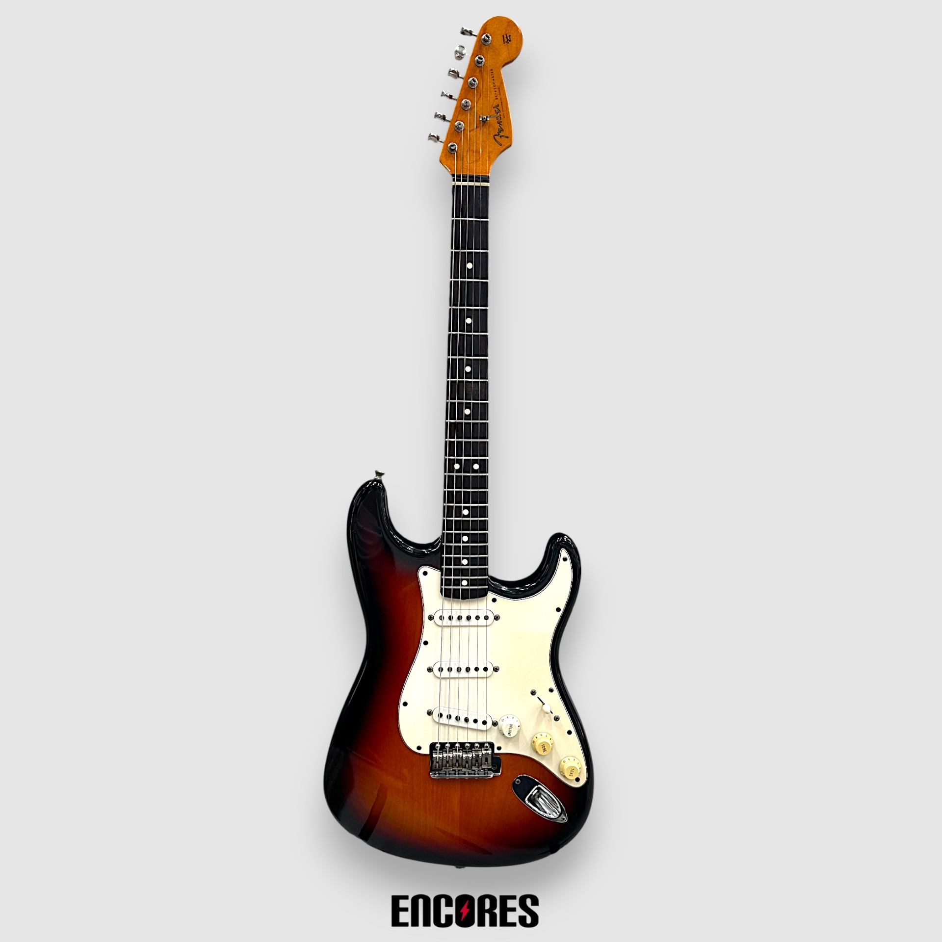 Fender USA American Vintage 62 Staratocaster 1996年製 フェンダーアメリカンヴィンテージシリーズの62ストラトキャスターが入荷いたしました。 音に甘さと粘りのあるスラブボード仕様。 鈴鳴りの倍音成分もありつつ芯の残った音で、リアクションの良い乾いた鳴り。 柔らかでまとまりのある音からミドル~ハイの暴れるドライブサウンドまでアンプ側の設定と弾き方で楽しさが倍増するギターです。 アルダー、ローズの組み合わせは世代問わずギタリストにとって聴き馴染みのあるストラトキャスターのトーン もし、お持ちでなければ一度所有されることをおすすめします。 本物のヴィンテージとは違っても20年以上経年しているので既にサウンド面に風格が出てきています。 【Spec】 Body:Alder Neck:Maple Fingerboard:Rosewood Fingerboard Radius:7.25R Scale:648mm Number of Frets:21F Pickups:No Listed x3 Control:1Vol、2Tone、5Way Selecter