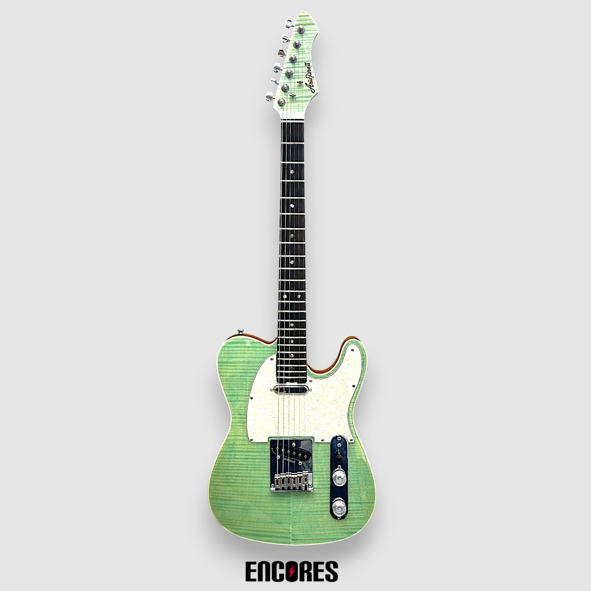 フレイムメイプルに鮮やかなカラーを採用。 常時ON/OFFが可能なセンターピックアップを搭載し、より幅広いサウンドメイクが可能です。 ※ センターピックアップはトーンノブを押し込んだ状態で常時OFF、引き上げた状態で常時ONとなります。 ※ AEロゴ刺繍入り、各ボディーカラーに合わせた色味を採用した特別仕様のABC-300ギグバッグが付属します。 Body Flamed Maple Lamination Poplar Neck Maple, Heel-less Bolt-on Fingerboard Rosewood Frets 22F Scale 648 mm Pickups TN-5(Alnico-5), OS-5(Alnico-5), TB-5(Alnico-5) Controls 1 Volume, 1 Tone(Push/Pull Middle Pickup on/off SW), 3-way PU Selector SW Bridge Wilkinson WOT03 Hardware Chrome Finish MP(Misty Pink)