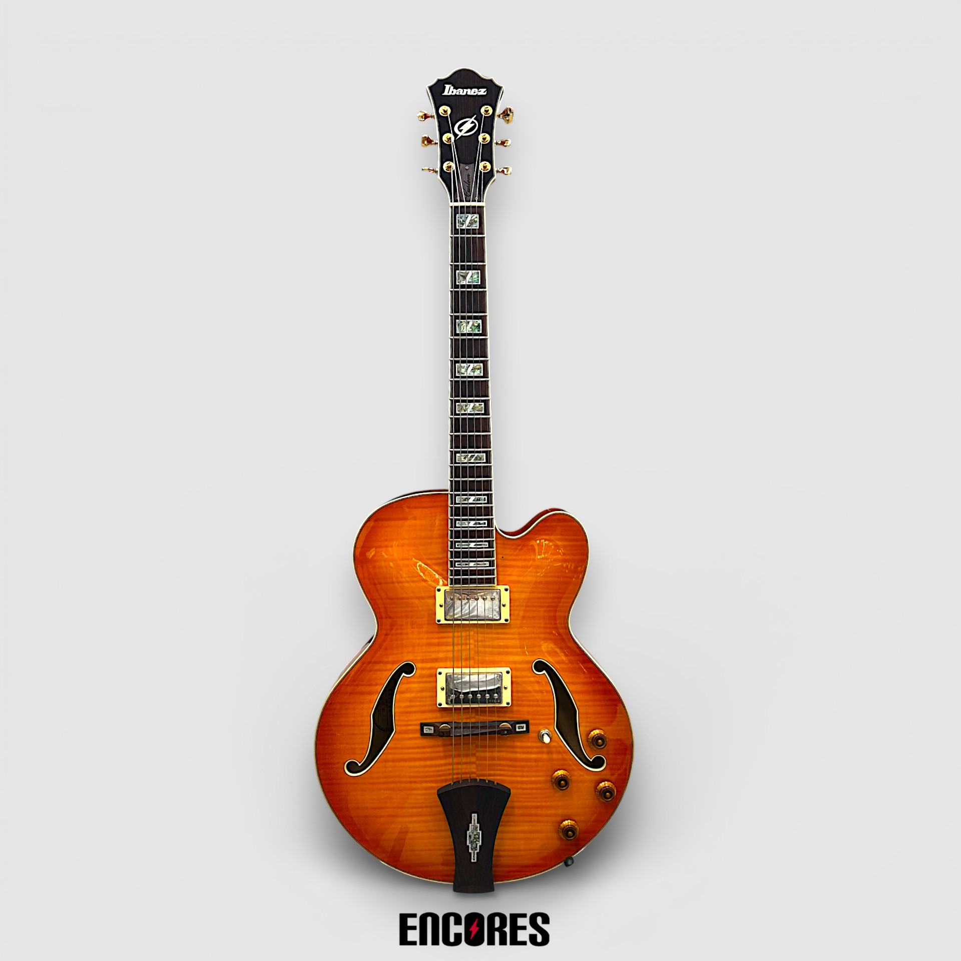 IBANEZ AF105-AMB-12-01 サイドバック：メイプル ネック：マホガニー、ブビンガ 指板：ローズウッド HH フロント: IBZ super 58 　 リア: IBZ super 58 オールフレイムメイプルボディを採用。またメイプルとブビンガを組み合わせた5Pネック