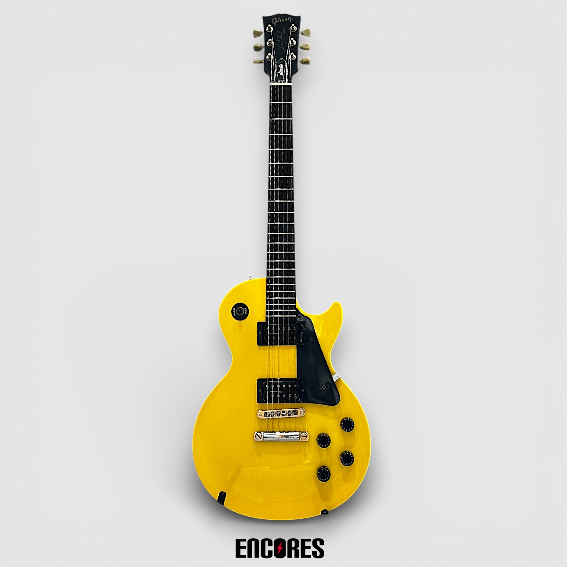 「Gibson Les Paul Studio Limited」は2002年から2004年まで製造されていた限定モデルのLes paul Studioで、ビビットなイエローがとても目を引く一本です。比較的ネックは薄く、プレイアビリティに優れています。 廉価版として販売されているLes Paul Studioですが、装飾面がコストダウンされているのみですので、本物の満足できるサウンド、クオリティのギターです。 「Gibsonは欲しいけど、手の届く値段じゃない...」「ステージ映えする一本が欲しい」といった方や、「憧れのあのギタリストの黄色いレスポールが欲しい」といった方などニーズが非常に多いギターではないでしょうか。 【仕様】 ボディ：メイプルトップ、マホガニー ネック：マホガニー 指板：エボニー 【付属品】 ハードケース