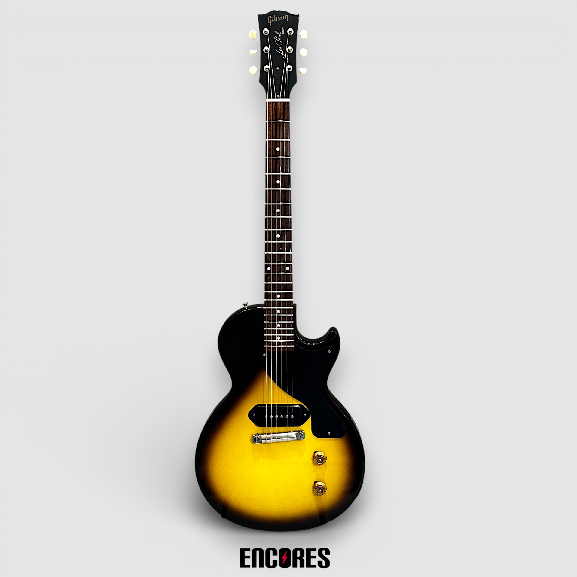 Gibson custom shop 2016年製 1957 Les Paul Junior 「Gibson custom shop 2016年製 1957 Les Paul Junior」は、1950年代後半のジュニアを基に製作された、クラシックな仕様を色濃く反映したモデルです。装飾を排したシンプルなデザインと、ソリッドマホガニーボディによるダイレクトな鳴りが特長です。 1基搭載されたP-90ピックアップは、太く密度のある中低域と抜けの良い中高域を両立。1ボリューム・1トーンのシンプルなコントロール構成により、手元の操作やピッキングニュアンスがサウンドに直結します。 歪ませた際のキレの良さはもちろん、クリーン～クランチでの張りと立体感も魅力。バッキングからリードまで幅広く対応し、プレイヤーの表現力を引き出す一本として高い完成度を誇ります。 【仕様】 ボディ：マホガニー ネック：マホガニー 指板：ローズウッド ピックアップ：P-90×1