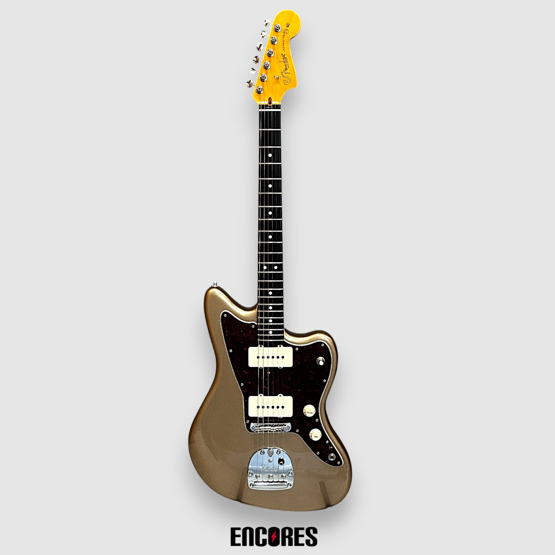 ソフトケース Fender American Professional Classic Jazzmaster US25098425 「American Professional Classic Jazzmaster」はヴィンテージの魅力とモダンなパフォーマンスを融合させたギターです。 ヴィンテージライクなサウンドが特徴のCoastline '65 Jazzmasterが搭載されているものの、演奏性の面ではサテン仕上げのCシェイプネックがとても弾きやすい一本です。 P-90ピックアップが奏でる太めのサウンドが魅力的なJazzmaster、 こちらは非常に状態のいい個体で、しかも現行モデルで人気のある商品です。 【仕様】 ボディ:アルダー ネック:メイプル 指板:ローズウッド ピックアップ:Coastline® '65 Single-Coil Jazzmaster®×2